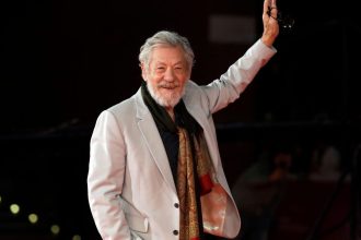 Στο νοσοκομείο ο ηθοποιός Ίαν ΜακΚέλεν – Έπεσε από σκηνή θεάτρου