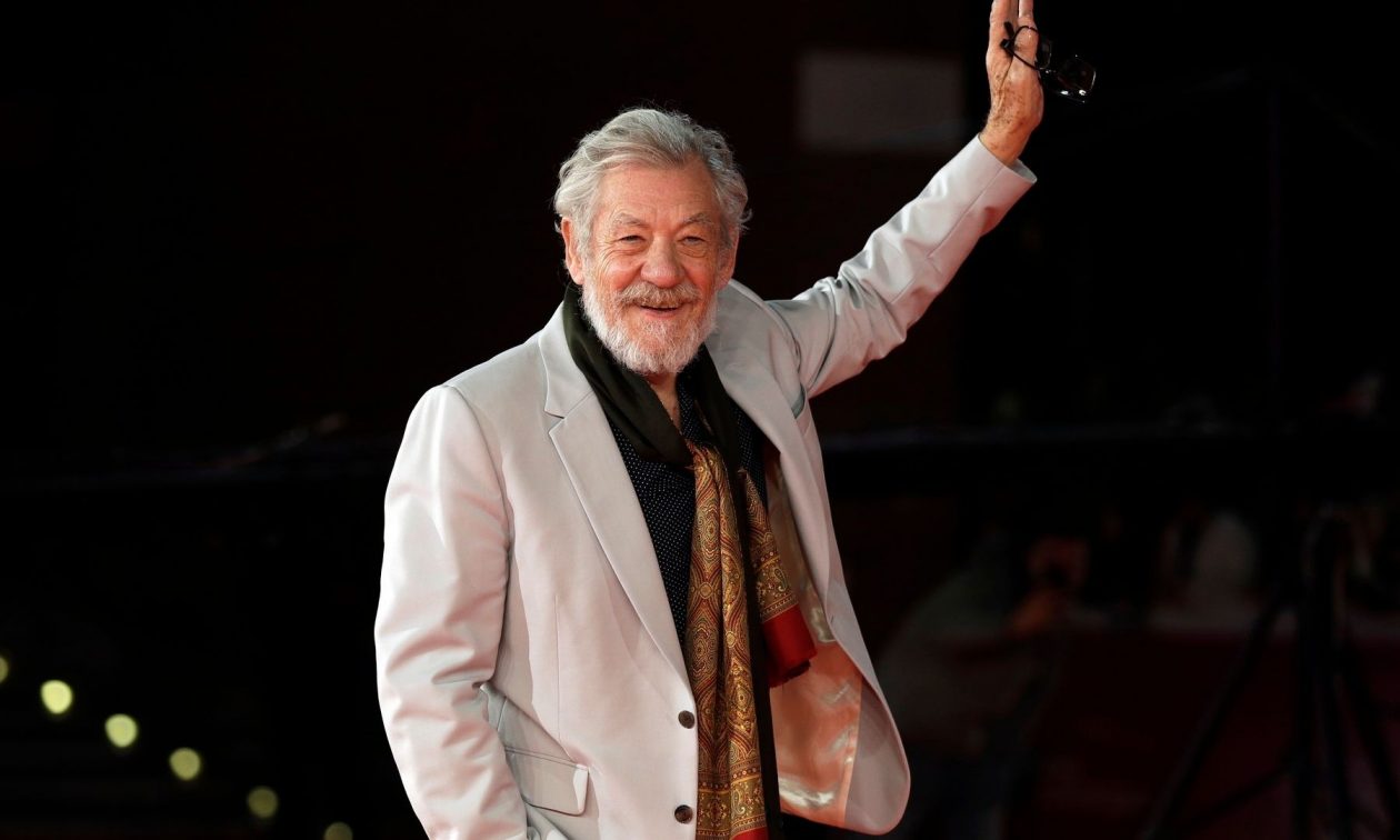 Στο νοσοκομείο ο ηθοποιός Ίαν ΜακΚέλεν – Έπεσε από σκηνή θεάτρου