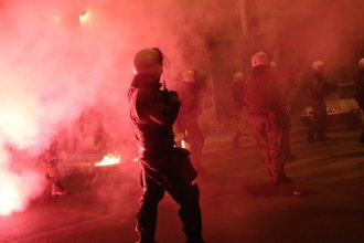 Σοβάρα επεισόδια τα ξημερώματα στα Εξάρχεια – 3 αστυνομικοί τραυματίες, 22 προσαγωγές