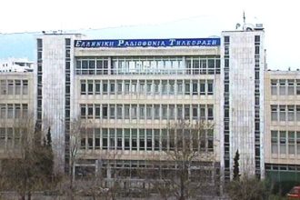 Η ΕΡΤ διέκοψε την σύμβαση δημοσιογράφου που συνελήφθη για ξυλοδαρμό της συντρόφου του