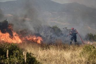 Ντόμινο πυρκαγιών στη χώρα - Μάχη με τις φλόγες και μηνύματα από το 112