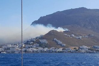 Φωτιά στη Σέριφο: Εκκενώνεται το μισό νησί! Συνεχή τα μηνύματα του 112