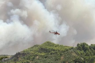 Φωτιά σε ρέμα στο Καπανδρίτι