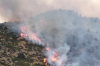 Φωτιά στη Σέριφο - Μήνυμα από το «112» για απομάκρυνση, δείτε φωτογραφίες