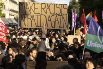 Γαλλία: Εκατοντάδες χιλιάδες διαδηλώνουν κατά της ακροδεξιάς – 150 πορείες σε όλη τη χώρα