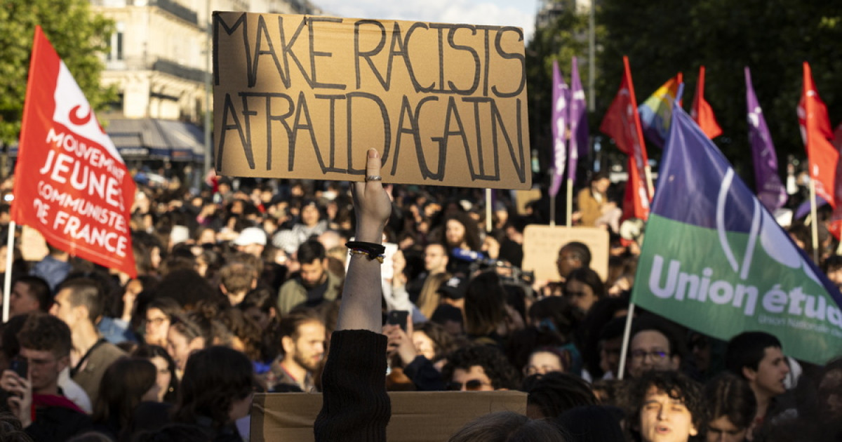 Γαλλία: Εκατοντάδες χιλιάδες διαδηλώνουν κατά της ακροδεξιάς – 150 πορείες σε όλη τη χώρα