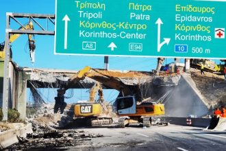 Κατεδαφίζεται η γέφυρα στον Ισθμό - Σε ένα ρεύμα η κυκλοφορία στην Αθηνών - Κορίνθου και «μπλόκο» στα φορτηγά (ΒΙΝΤΕΟ)
