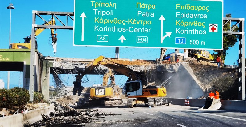Κατεδαφίζεται η γέφυρα στον Ισθμό - Σε ένα ρεύμα η κυκλοφορία στην Αθηνών - Κορίνθου και «μπλόκο» στα φορτηγά (ΒΙΝΤΕΟ)