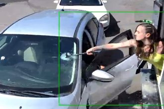 Πελάτης πέταξε καφέ σε υπάλληλο μετά από καβγά για την τιμή του και εκείνη του έσπασε με σφυρί το παρμπρίζ