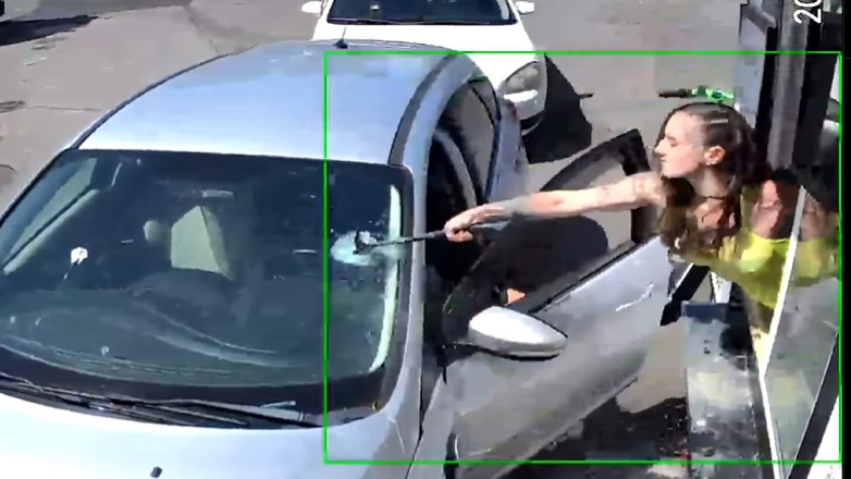 Πελάτης πέταξε καφέ σε υπάλληλο μετά από καβγά για την τιμή του και εκείνη του έσπασε με σφυρί το παρμπρίζ