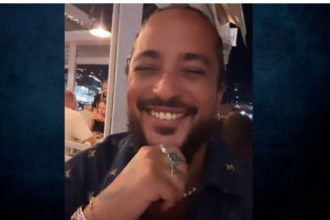 Slimane: Με φούστα και πέρλες στο λαιμό σε κλαμπ της Μυκόνου ο Γάλλος τραγουδιστής που εντυπωσίασε στη Eurovision