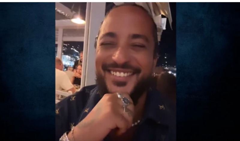 Slimane: Με φούστα και πέρλες στο λαιμό σε κλαμπ της Μυκόνου ο Γάλλος τραγουδιστής που εντυπωσίασε στη Eurovision