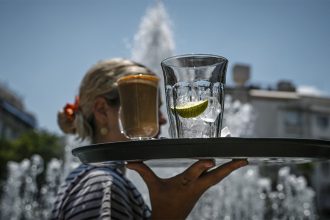 Καύσωνας: Τα μέτρα στον ιδιωτικό τομέα - Πότε απαγορεύεται το delivery, πού υπάρχει η δυνατότητα τηλεργασίας