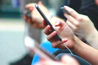 Το Λος Άντζελες απαγορεύει τη χρήση κινητών τηλεφώνων στα σχολεία