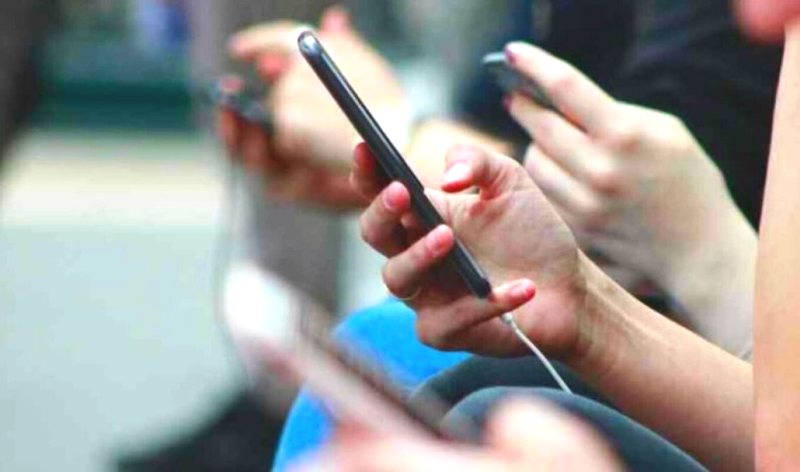 Το Λος Άντζελες απαγορεύει τη χρήση κινητών τηλεφώνων στα σχολεία