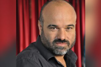 Ομόφωνα αθώος για βιασμό ο πρώην σκηνοθέτης του «Σασμού» Κώστας Κωστόπουλος