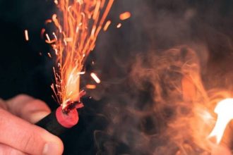 Πρόστιμο €3.000 για βεγγαλικά στην Αρτέμιδα - Αναζητούνται αυτοί που έριξαν πυροτεχνήματα στην Πάρνηθα