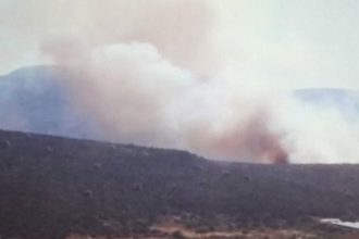 Φωτιά στην Κερατέα κοντά σε σπίτια – Επιχειρούν ισχυρές δυνάμεις της πυροσβεστικής