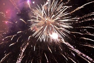 «Καιγόμουν σε χέρια και πρόσωπο», λέει ο αστυνομικός που υπέστη εγκαύματα στην επίθεση στο σπίτι της Προέδρου του Αρείου Πάγου (ΒΙΝΤΕΟ)