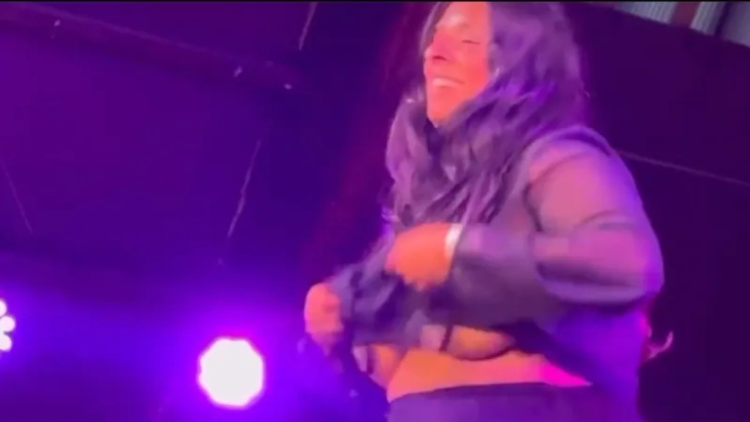 Νορβηγία: Η υπουργός Πολιτισμού έδειξε το στήθος της πάνω στη σκηνή του Pride - Δείτε βίντεο