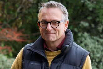 Κανένα ίχνος του διάσημου βρετανού παρουσιαστή Μάικλ Μόσλεϊ που εξαφανίστηκε χθες στη Σύμη