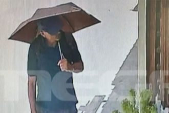 Εντείνεται το μυστήριο στη Σύμη: Φωτογραφία ντοκουμέντο δείχνει τον παρουσιαστή του BBC να έχει περάσει το επικίνδυνο μονοπάτι