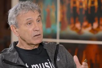 Ο Γιώργος Νταλάρας απαντά στους επικριτές του: «Ο χρόνος τους βάζει ένα φερμουάρ στο στόμα»