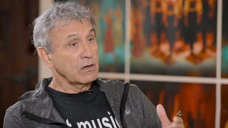 Ο Γιώργος Νταλάρας απαντά στους επικριτές του: «Ο χρόνος τους βάζει ένα φερμουάρ στο στόμα»