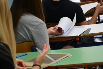 Πανελλαδικές 2024: Φινάλε για τους υποψηφίους των ΓΕΛ σε συνθήκες καύσωνα!