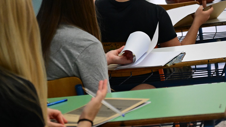 Πανελλαδικές 2024: Φινάλε για τους υποψηφίους των ΓΕΛ σε συνθήκες καύσωνα!