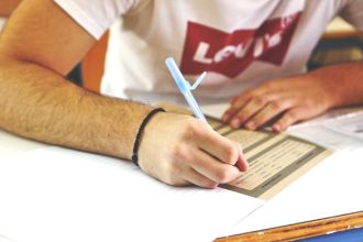 Ολοκληρώνονται οι Πανελλαδικές για τους υποψηφίους των ΓΕΛ - Τελευταίο κουδούνι σε δημοτικά και νηπιαγωγεία