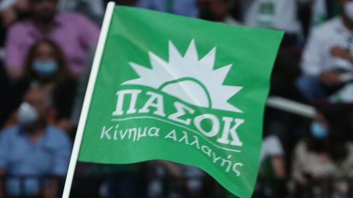ΠΑΣΟΚ: Ανεξέλεγκτη σύγκρουση – Οι δελφίνοι και οι κινήσεις στην εσωκομματική σκακιέρα