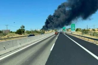 Επικίνδυνη φωτιά σε εργοστάσιο με χημικά στη Ριτσώνα - Μήνυμα από το 112 για τους καπνούς (ΒΙΝΤΕΟ & ΦΩΤΟ)