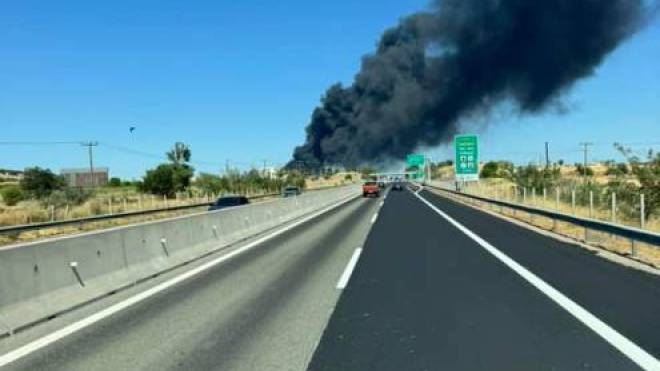 Επικίνδυνη φωτιά σε εργοστάσιο με χημικά στη Ριτσώνα - Μήνυμα από το 112 για τους καπνούς (ΒΙΝΤΕΟ & ΦΩΤΟ)