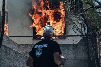Η Αττική στις φλόγες από βορρά έως νότο - Μάχες σε Κερατέα και Σταμάτα με δυο μεγάλα πύρινα μέτωπα