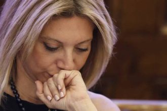 Καρυστιανού κατά ΕΡΤ και Ζούλα για Τέμπη: Για ποιο λόγο πληρώνεστε από τους Έλληνες φορολογούμενους και όχι από τη ΝΔ