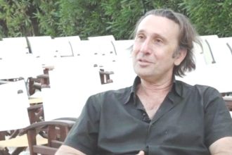 Ρένος Χαραλαμπίδης: Υπήρχαν θαυμάστριες που με περίμεναν έξω από το σπίτι μου, μου προκαλούσε τρόμο