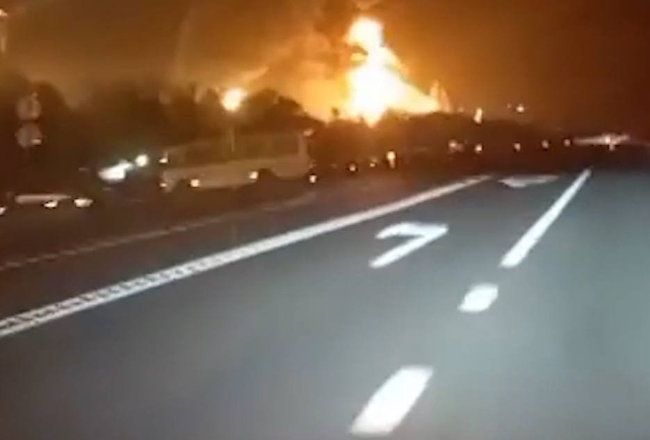 Στις φλόγες διυλιστήριο στη νότια Ρωσία μετά από ουκρανική επίθεση με drones