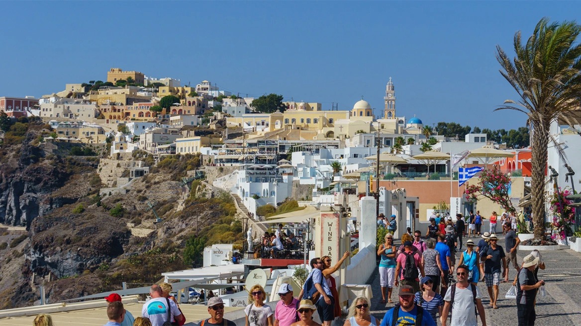 «Κανόνι» από την FTI: Στον «αέρα» 7.500 τουρίστες στην Ελλάδα και χρέη €1,8 εκατ. σε 300 ξενοδοχεία από πέρσι