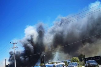 Πυρκαγιά στη Βάρης-Κορωπίου: Εκκενώθηκαν τρία ιδιωτικά εκπαιδευτήρια