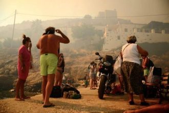 Σέριφος: Έπεσαν στη θάλασσα να σωθούν από τη φωτιά! Νέο μήνυμα από το «112» - Απομάκρυνση από συνολικά οκτώ οικισμούς