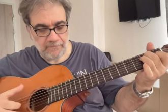 Mετά την περιπέτεια υγείας του o Δημήτρης Σταρόβας ξαναπιάνει την κιθάρα του