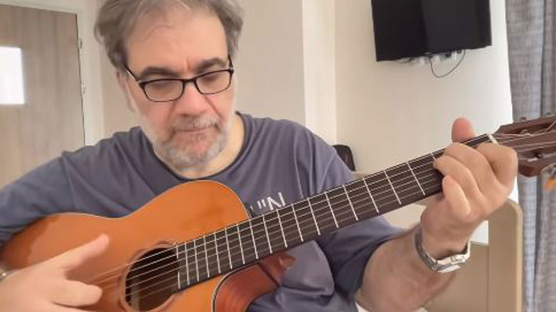 Mετά την περιπέτεια υγείας του o Δημήτρης Σταρόβας ξαναπιάνει την κιθάρα του