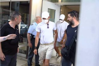 Αρνούνται τις κατηγορίες οι 13 της θαλαμηγού για τη φωτιά στην Ύδρα - Απολογούνται την Τετάρτη για κακούργημα