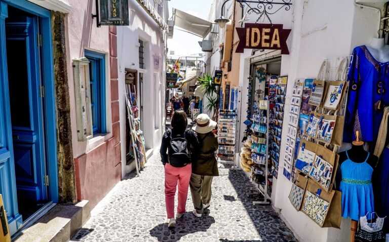 Εφορία: Μεγάλη εξόρμηση ελεγκτών σε τουριστικούς προορισμούς – 40.000 επιτόπιοι έλεγχοι – Λουκέτα και πρόστιμα για φοροδιαφυγή