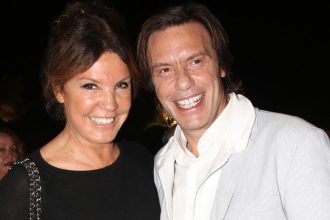 Στράτος Τζώρτζογλου για Βάνα Μπάρμπα: «Ήρθε στο γύρισμα με ένα διχτυωτό φόρεμα και πάθαμε εγκεφαλικό»