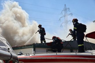 Κάηκαν σπίτια, επιχειρήσεις και σκάφη από τη φωτιά στη Βάρης - Κορωπίου - Πολίτες με αναπνευστικά στο νοσοκομείο