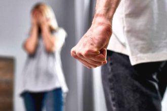 Στη φυλακή 34χρονος που χτύπησε και μαχαίρωσε τη σύντροφό του