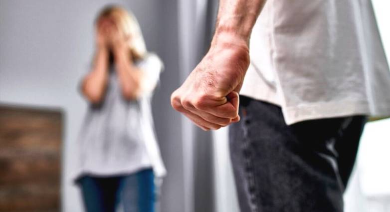 Στη φυλακή 34χρονος που χτύπησε και μαχαίρωσε τη σύντροφό του