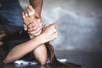 Άνδρας με τη βοήθεια του αδελφού του ξυλοκόπησε τη σύζυγό του και το 12χρονο παιδί του